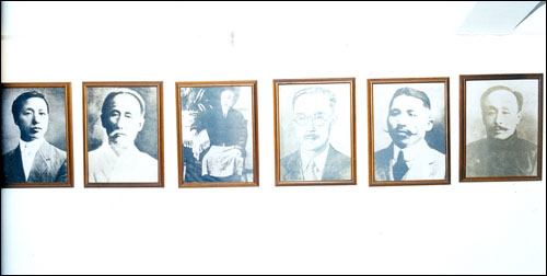 상해 임시정부 청사에 게시된 임정 지도자(왼쪽부터 이승만, 박은식, 이상룡, 홍진, 김구, 이동녕 선생)